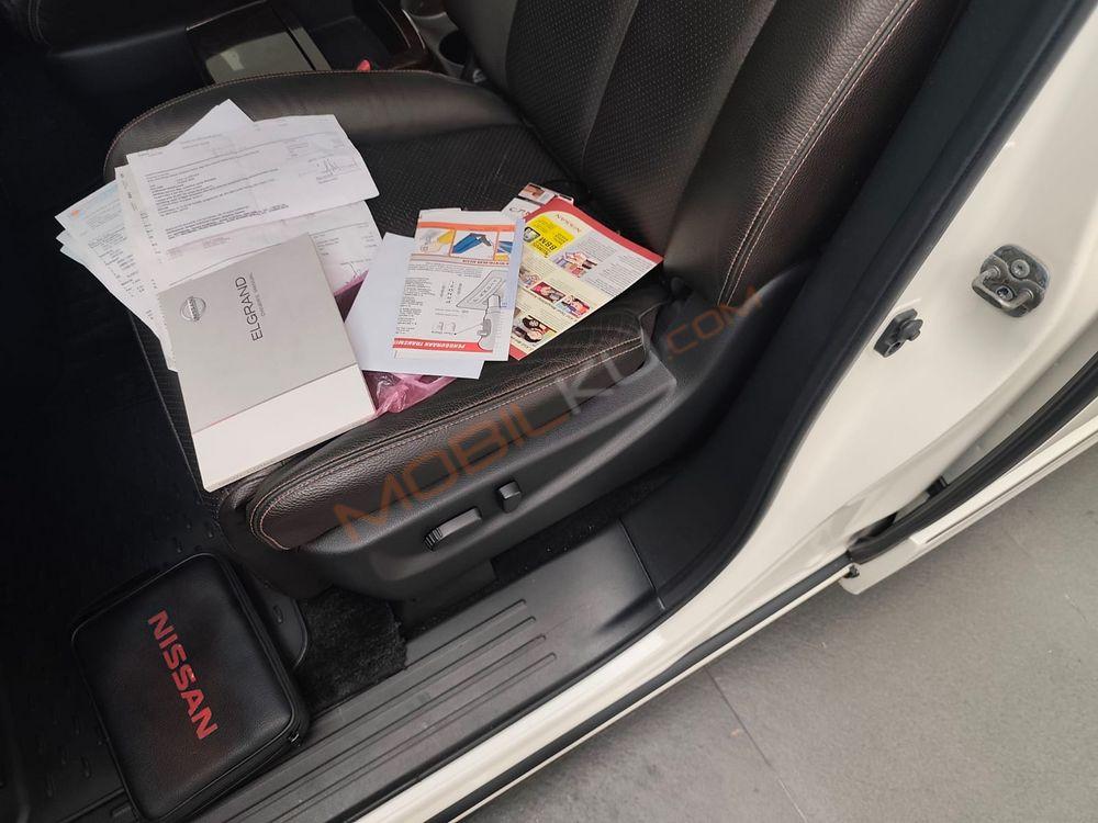 Mobil Nissan Elgrand 2012