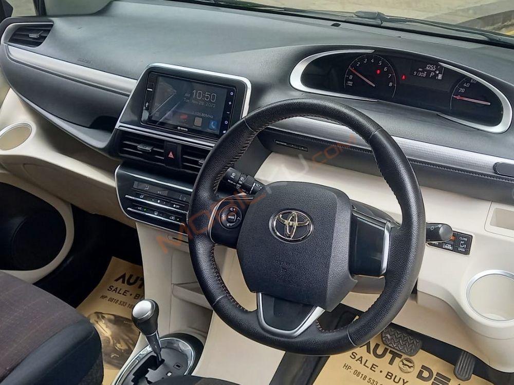 Mobil Toyota Sienta 2016