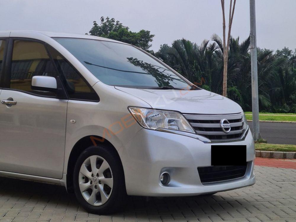 Mobil Nissan Serena 2013