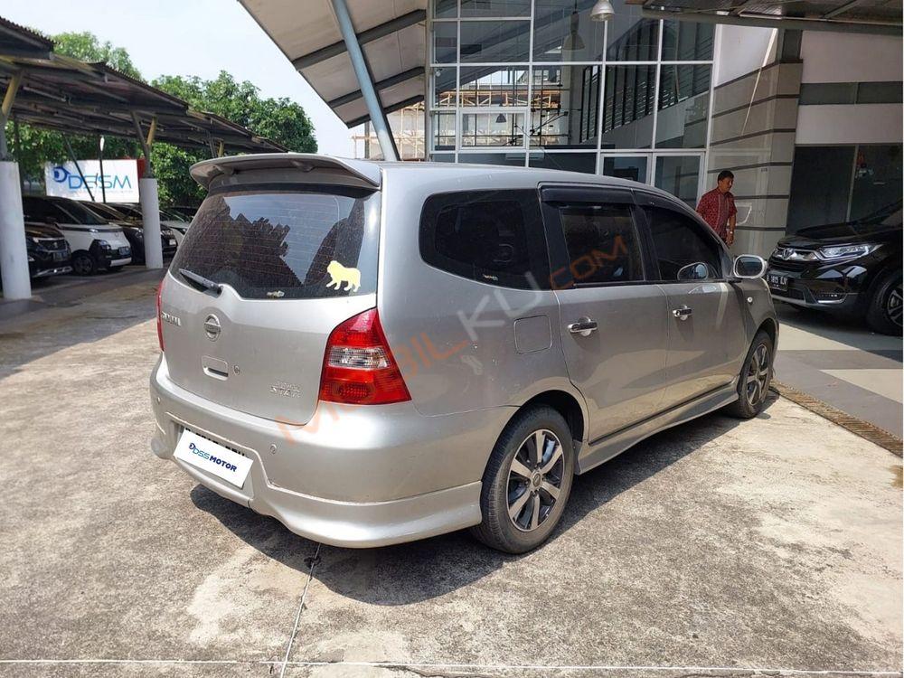 Mobil Nissan Grand Livina 2013