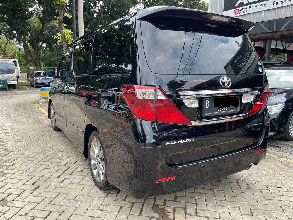 Mobil Toyota Alphard 2011