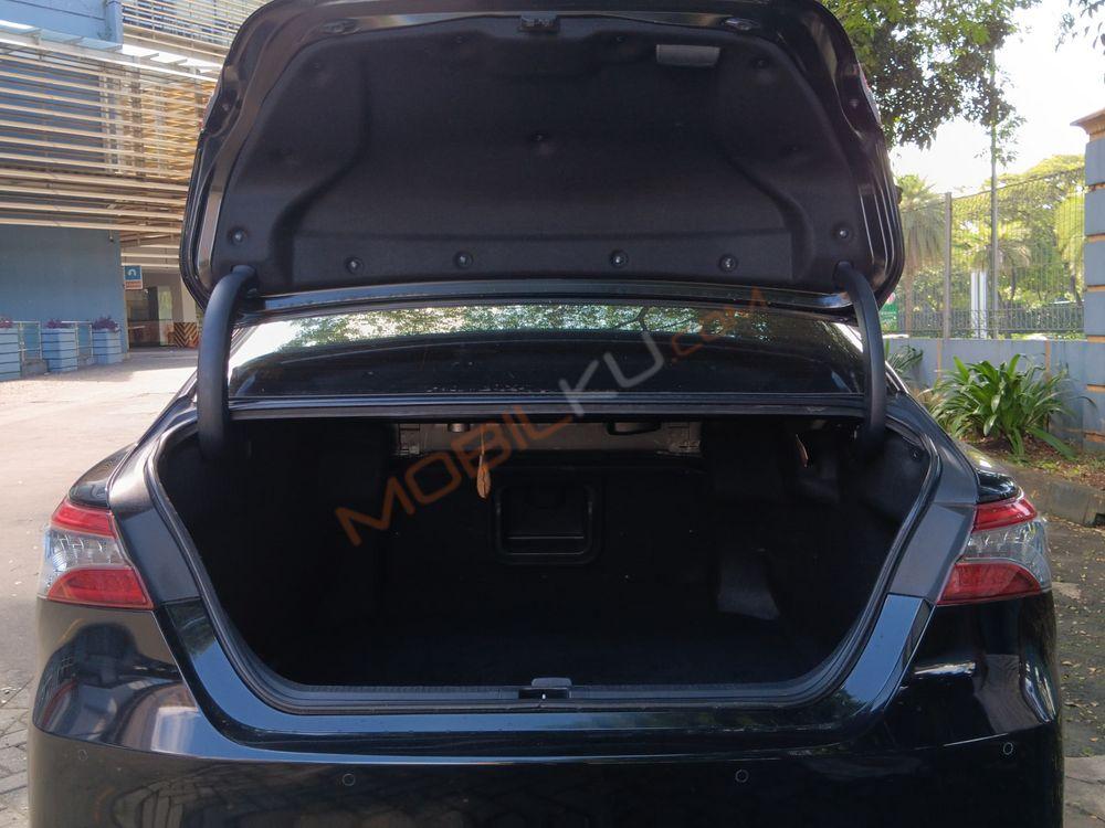 Mobil Toyota Camry 2019