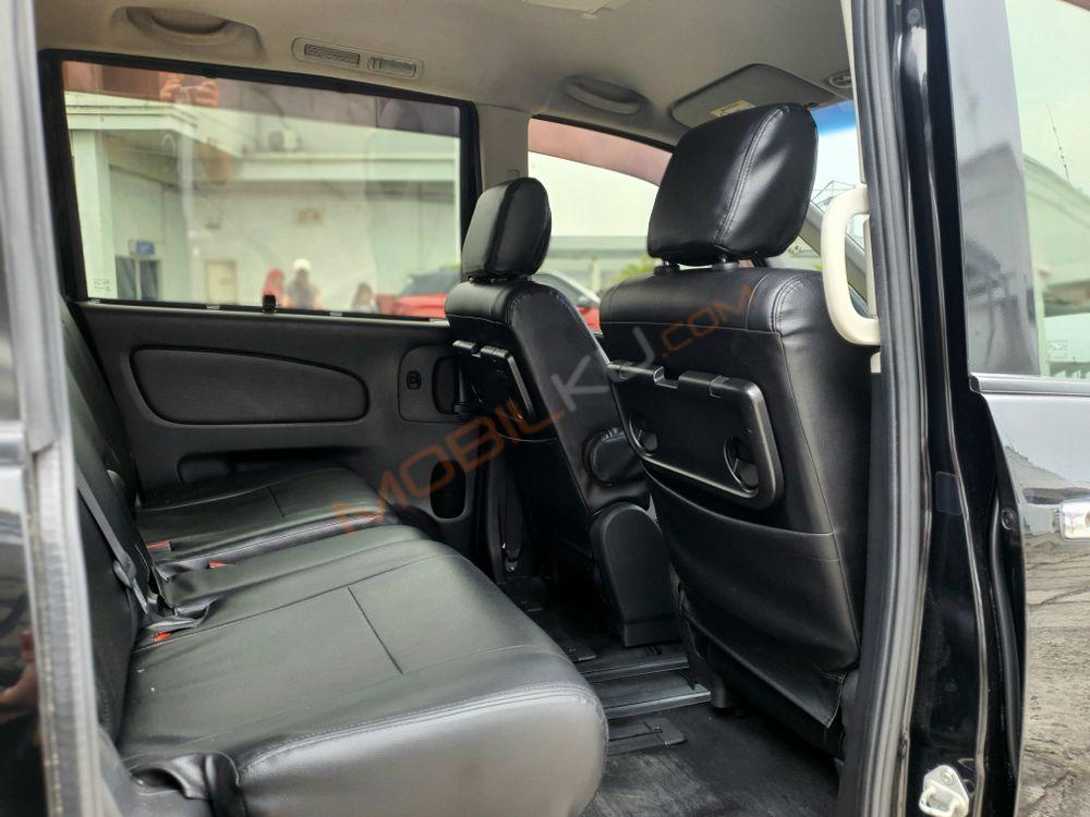 Mobil Nissan Serena 2017