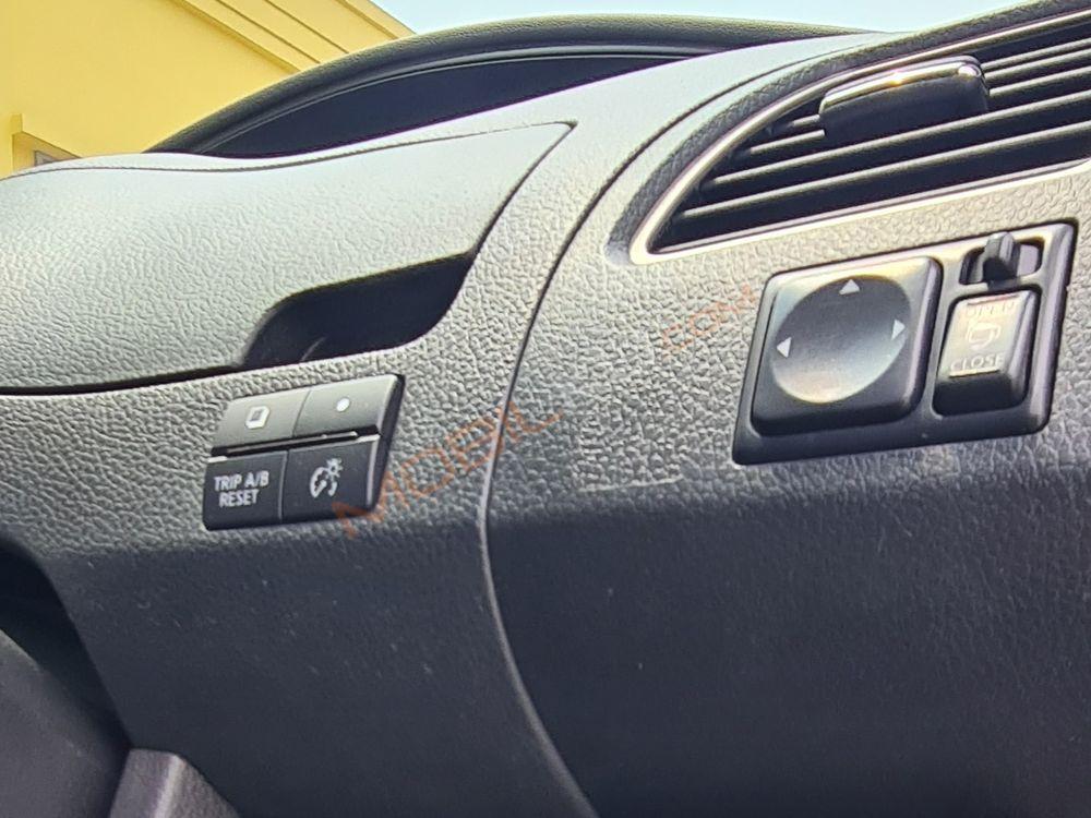 Mobil Nissan Serena 2017