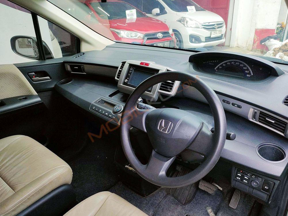 Mobil Honda Freed 2013