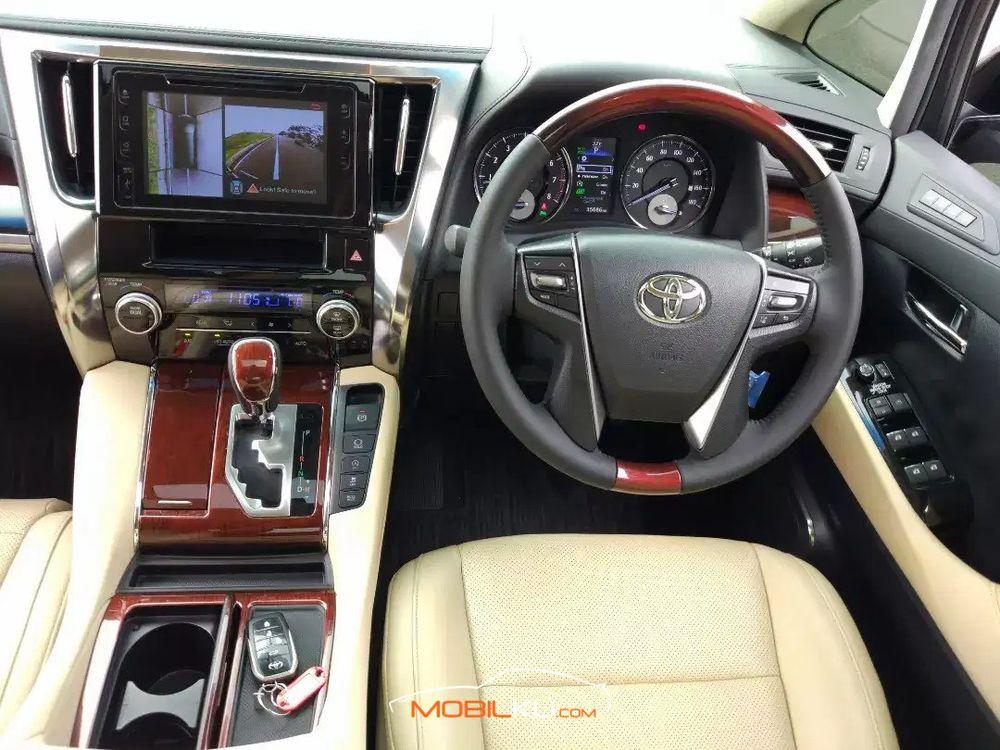 Mobil Toyota Alphard 2015