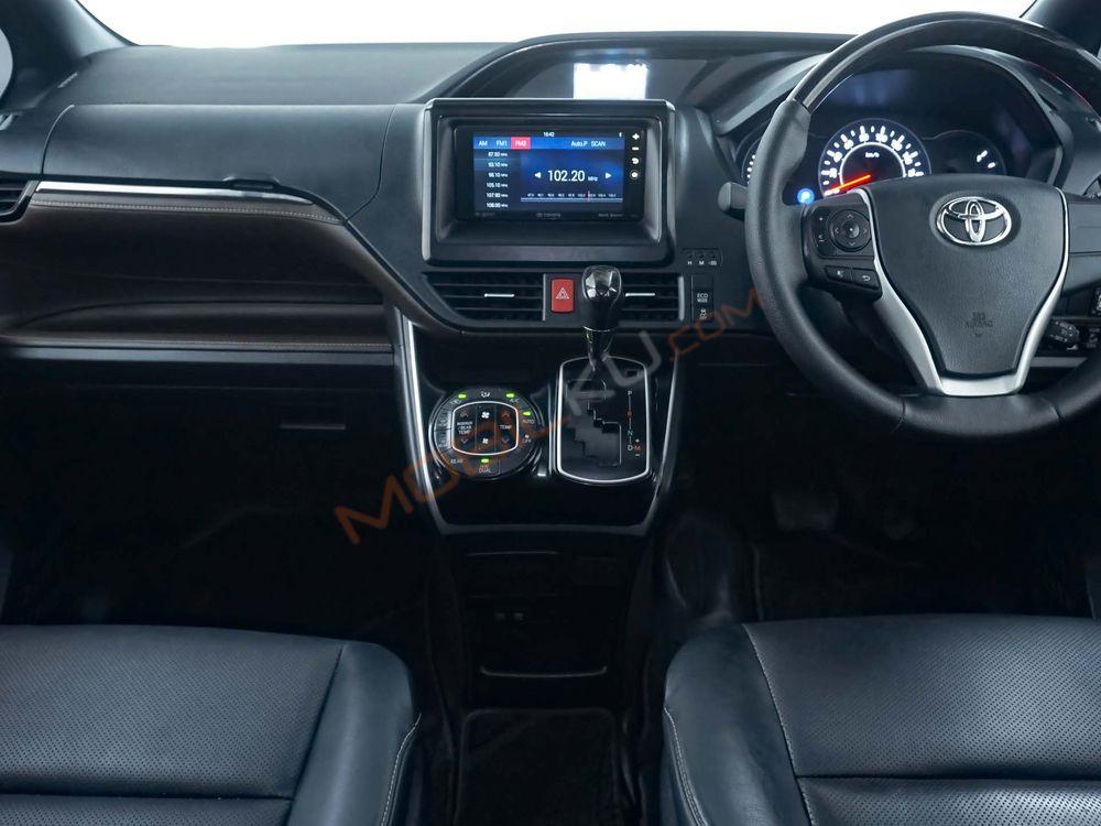Mobil Toyota Voxy 2018