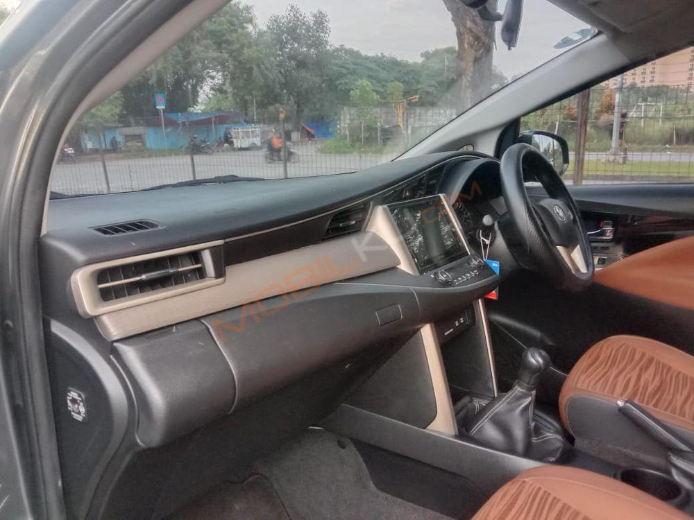 Mobil Toyota Kijang Innova 2016