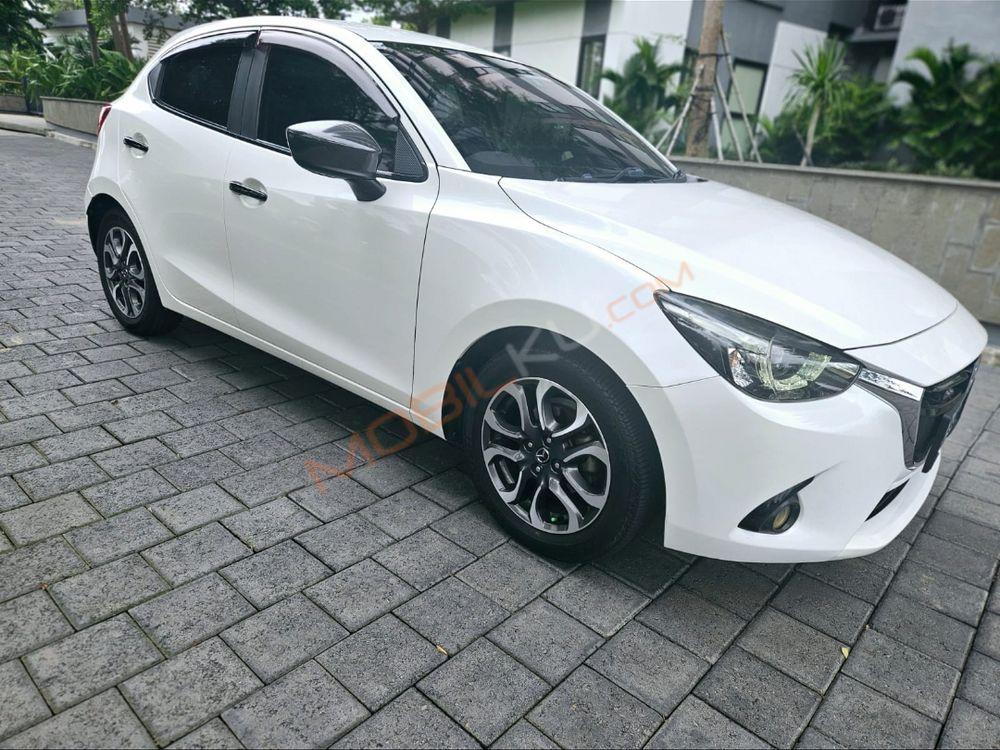 Mobil Mazda 2 Hatchback 2015