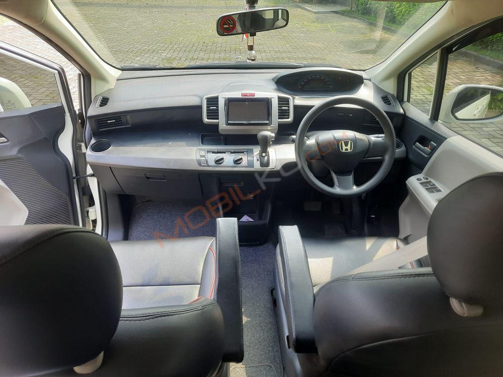 Mobil Honda Freed 2011