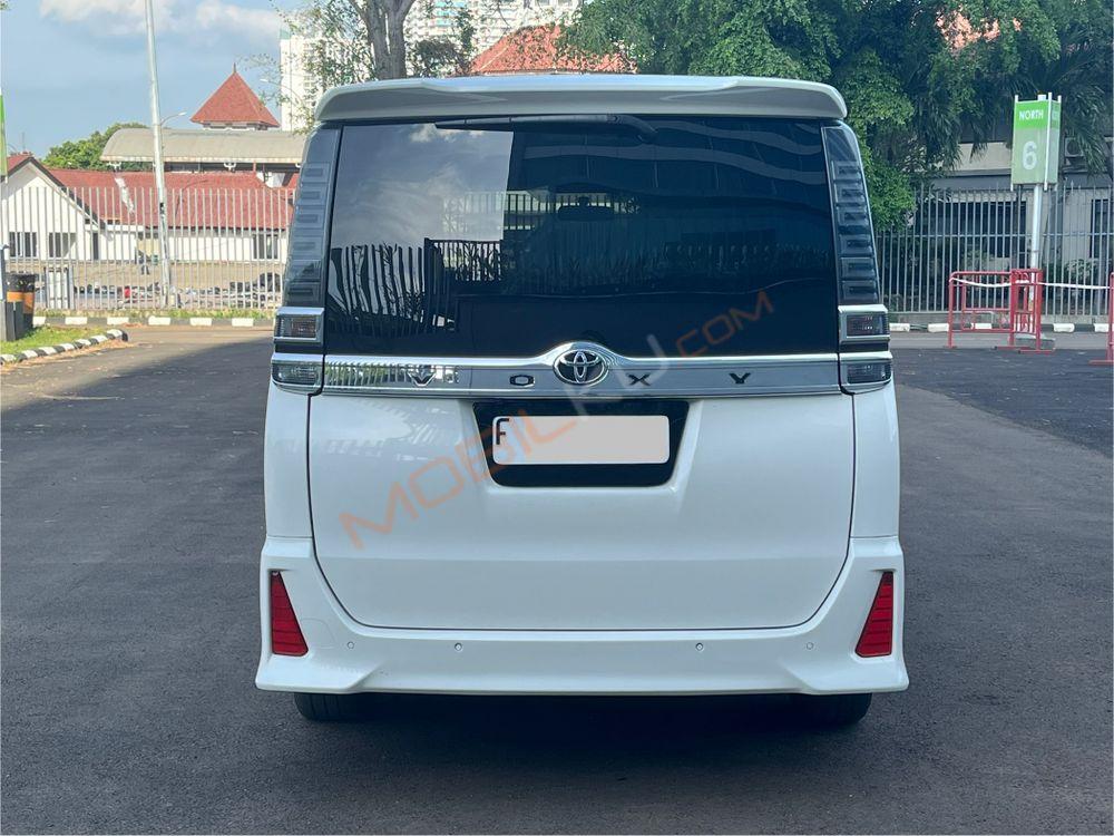 Mobil Toyota Voxy 2019