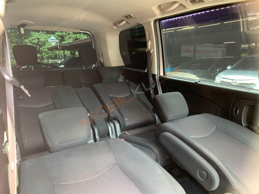 Mobil Nissan Serena 2013