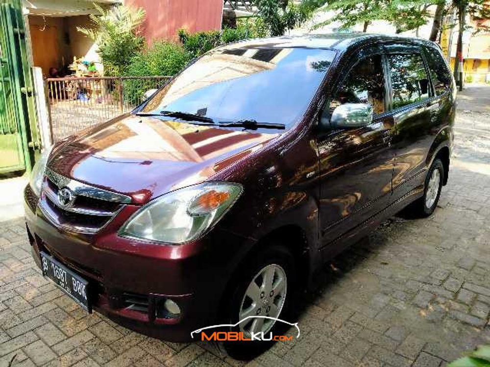 Mobil Toyota Avanza 2011