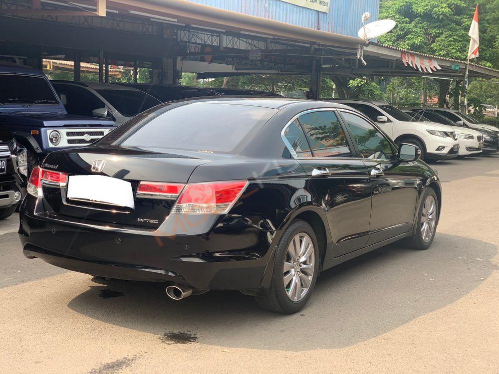 Mobil Honda Accord 2011
