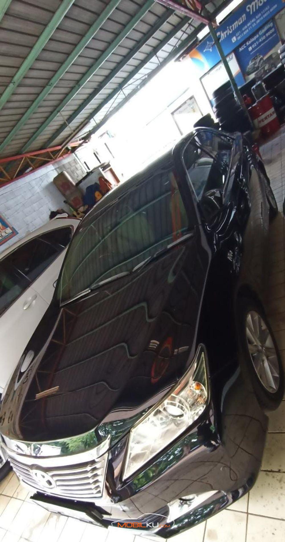 Mobil Toyota Camry 2012