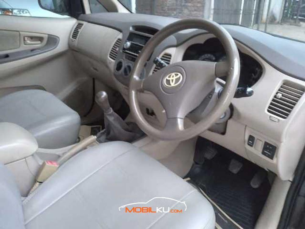 Mobil Toyota Kijang Innova 2006