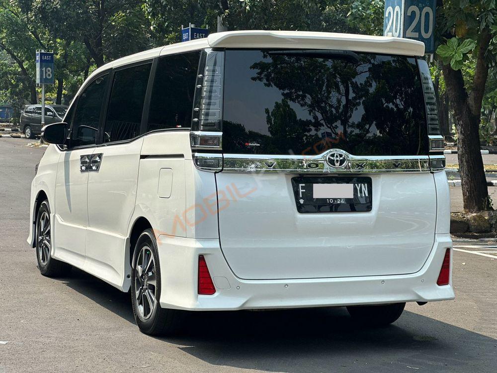 Mobil Toyota Voxy 2019