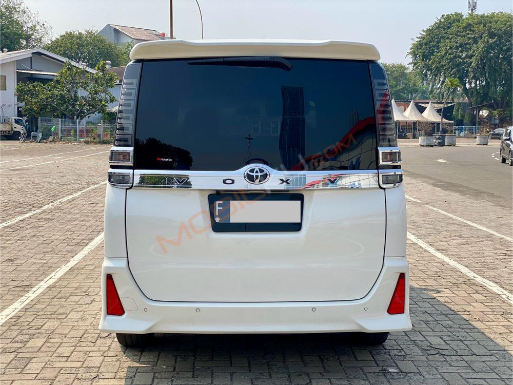 Mobil Toyota Voxy 2019