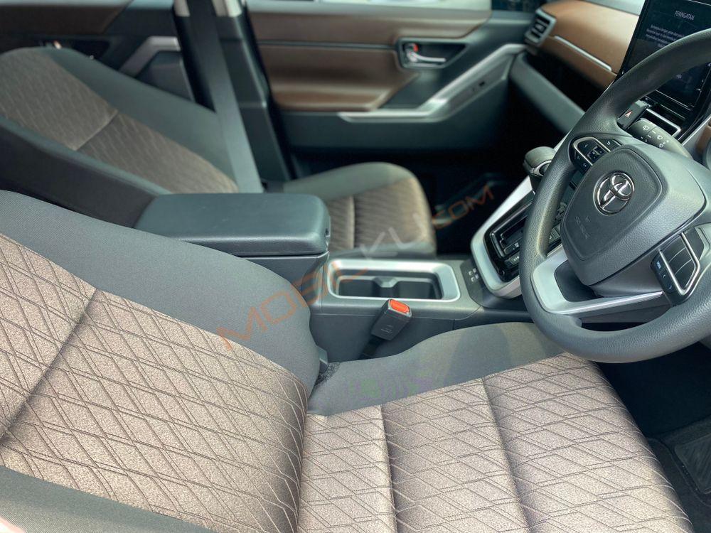 Mobil Toyota Kijang Innova 2023