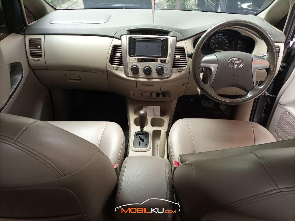 Mobil Toyota Kijang Innova 2014