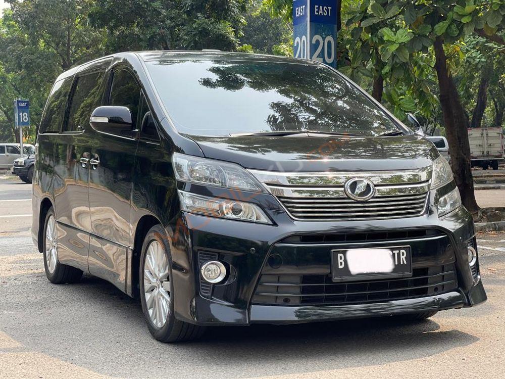 Mobil Toyota Vellfire 2013