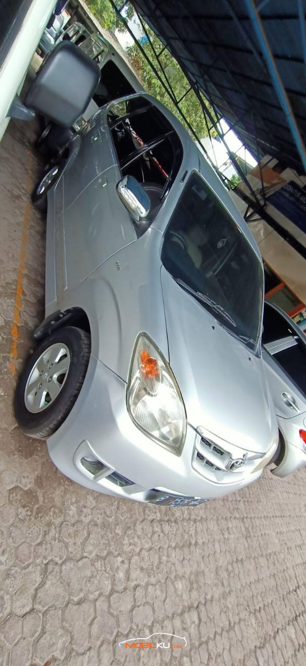 Mobil Toyota Avanza 2011