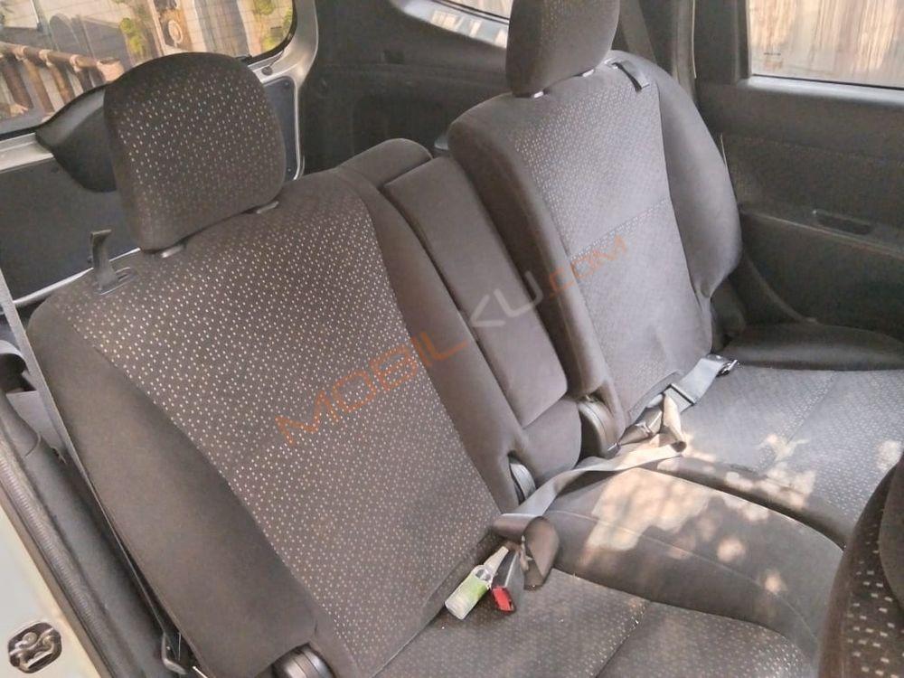 Mobil Nissan Grand Livina 2012