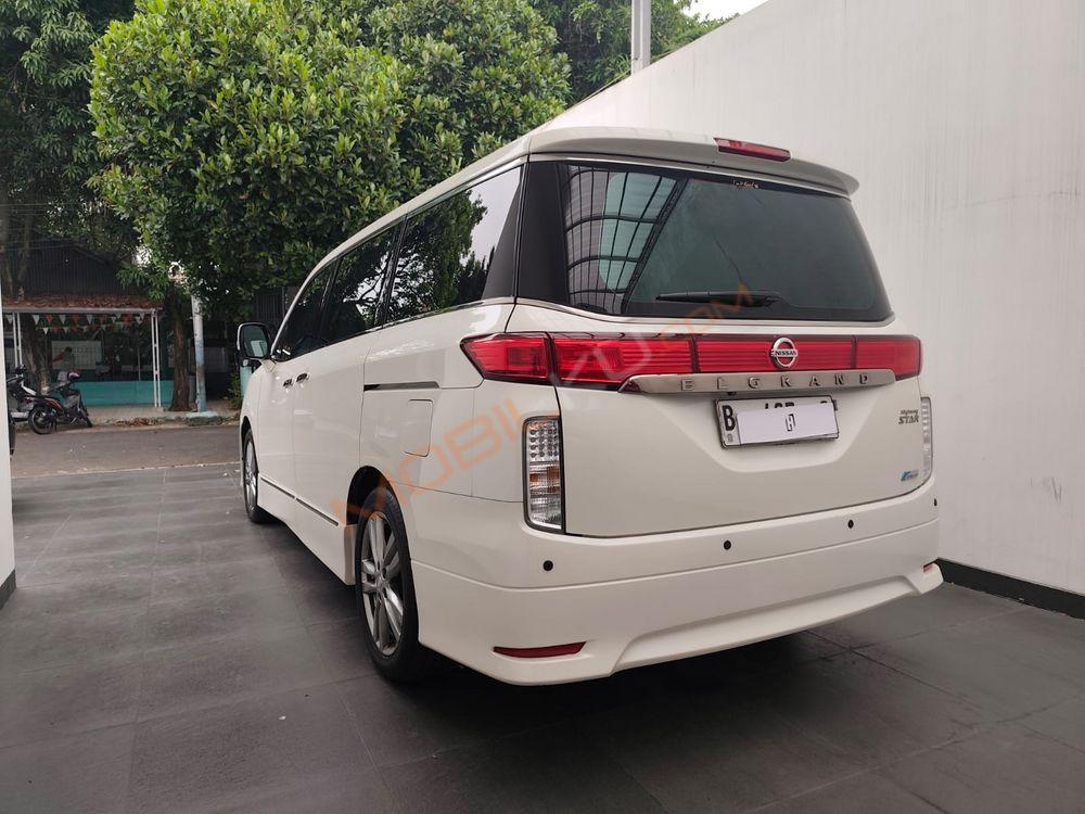 Mobil Nissan Elgrand 2012