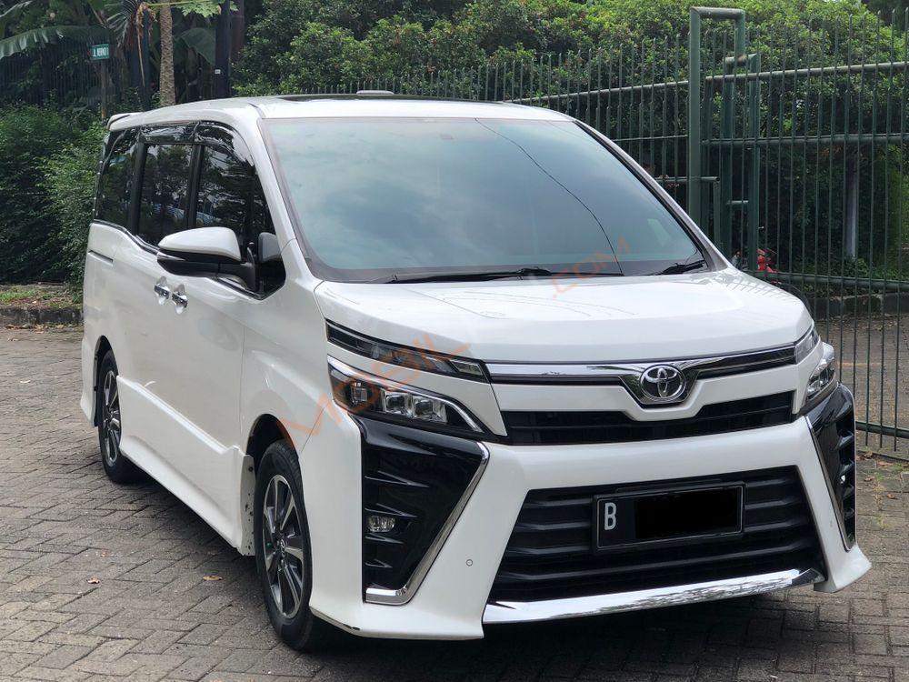 Mobil Toyota Voxy 2018