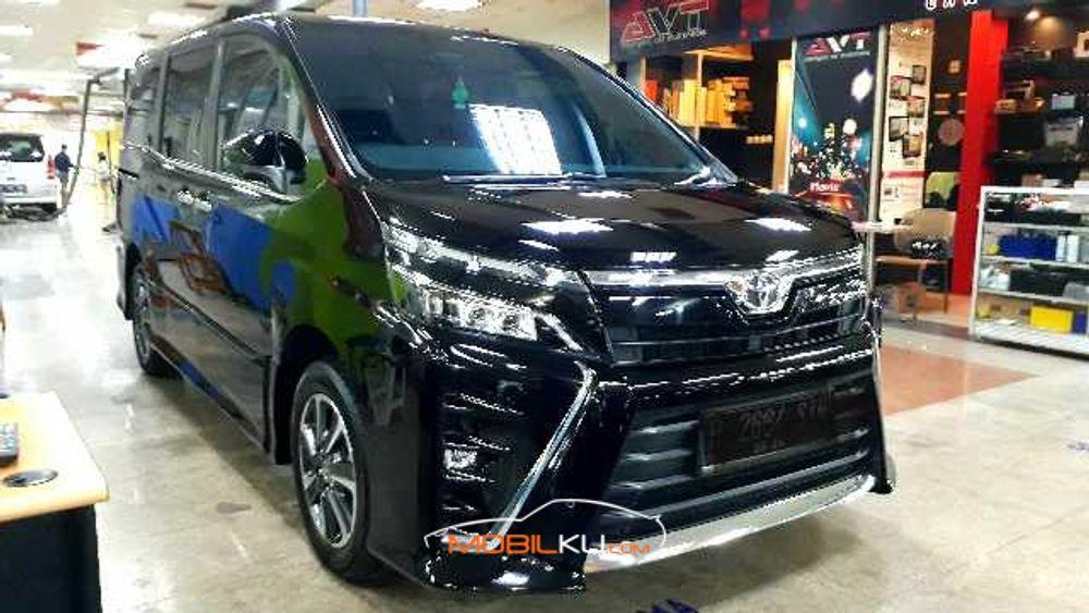 Mobil Toyota Voxy 2019