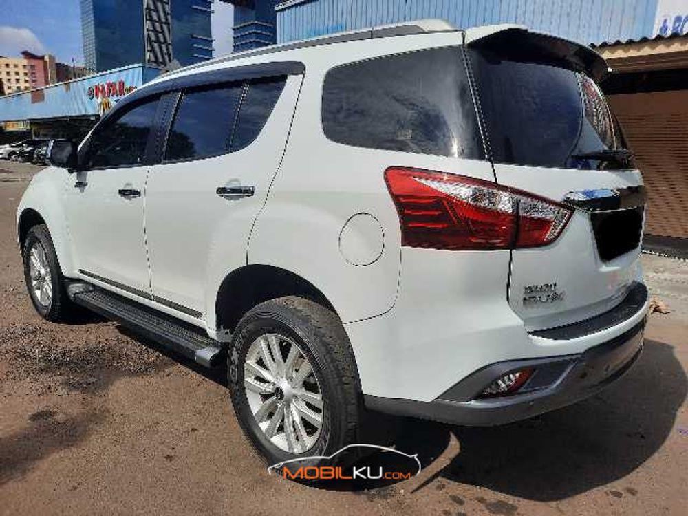 Mobil Isuzu MU-X 2017
