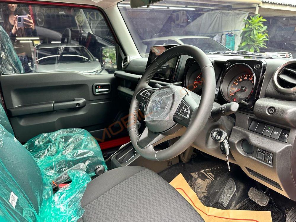 Mobil Suzuki Jimny 2023