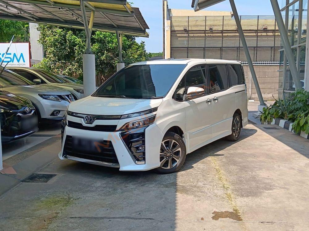Mobil Toyota Voxy 2021