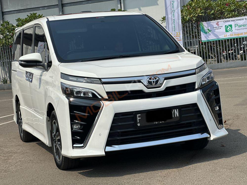 Mobil Toyota Voxy 2019