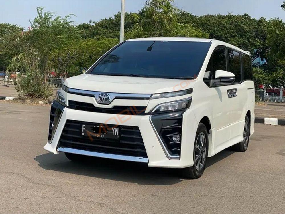 Mobil Toyota Voxy 2019