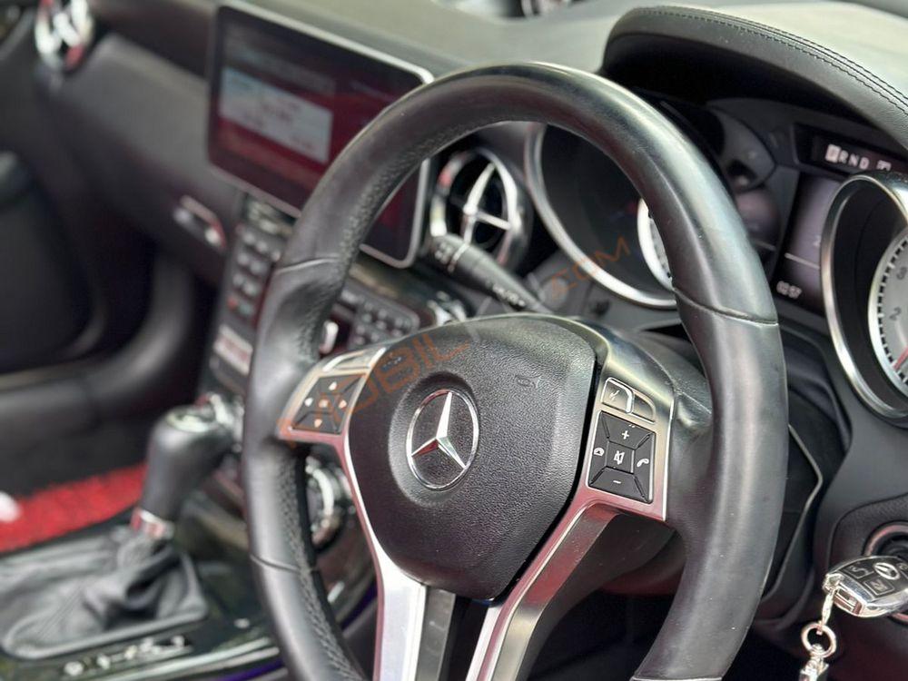 Mobil Mercedes-Benz SLK 2012