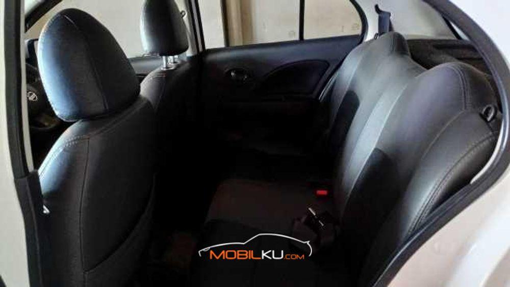 Mobil Nissan March 2012