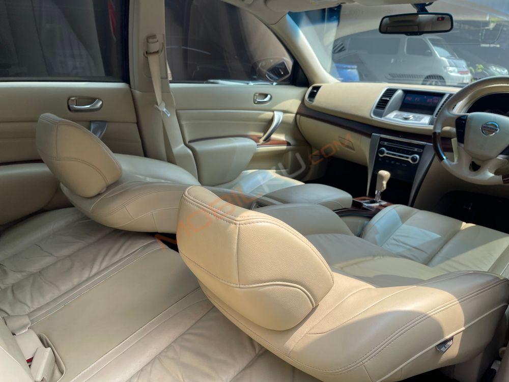 Mobil Nissan Teana 2010