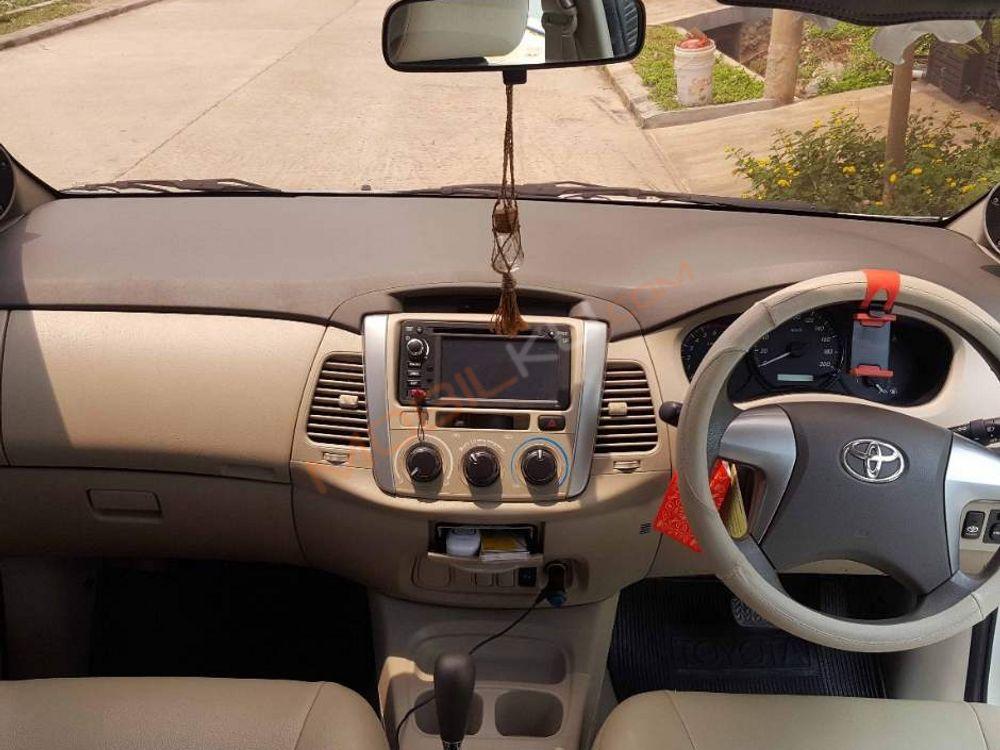 Mobil Toyota Kijang Innova 2012