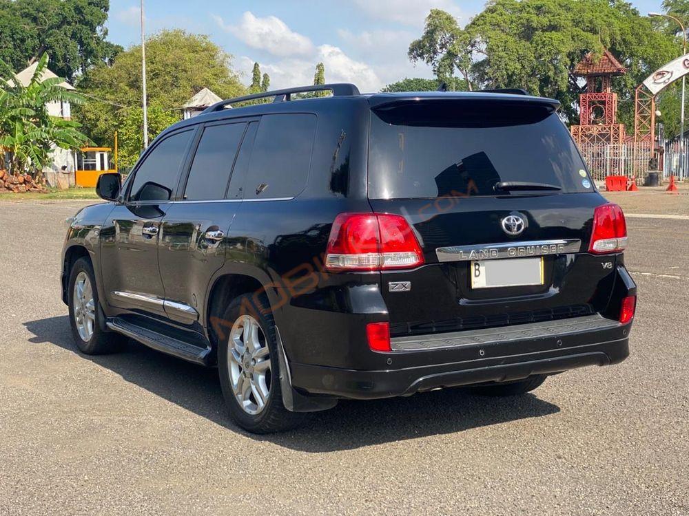 Mobil Toyota Land Cruiser 2010