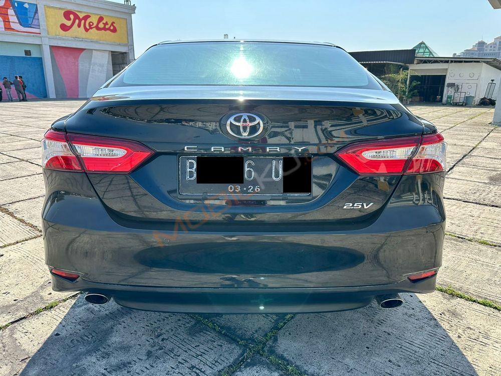 Mobil Toyota Camry 2024