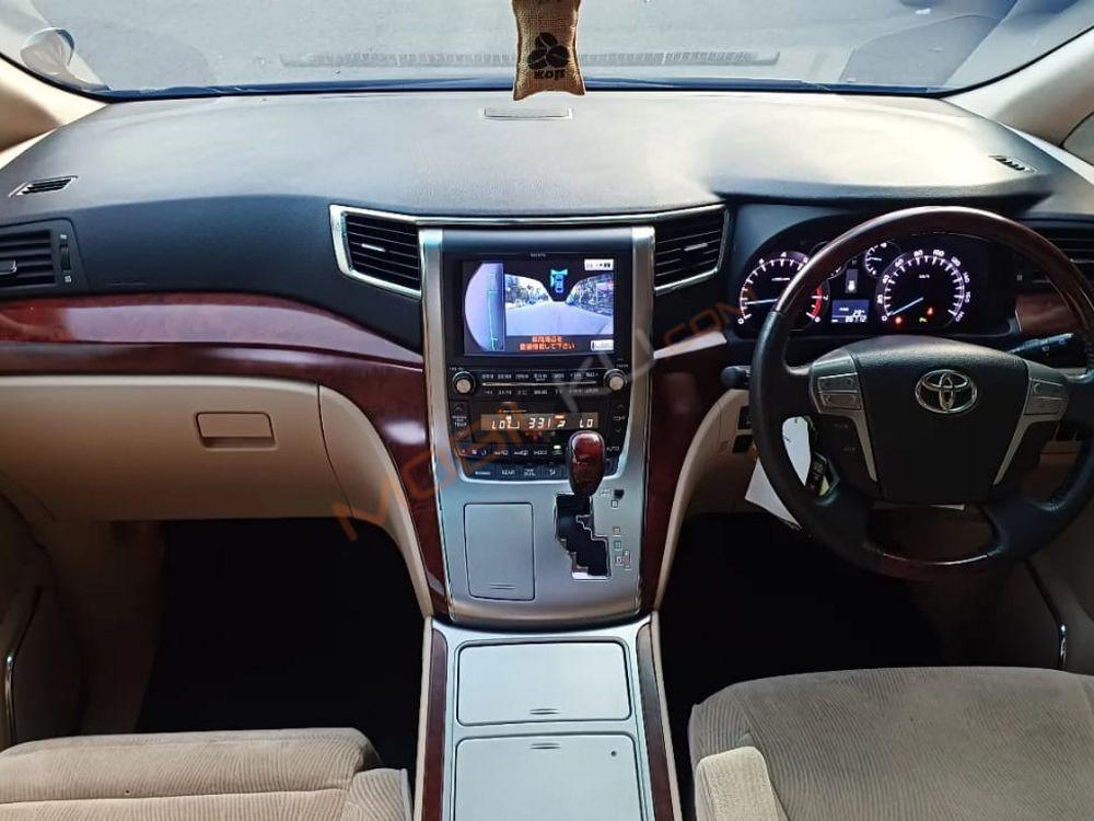 Mobil Toyota Alphard 2011