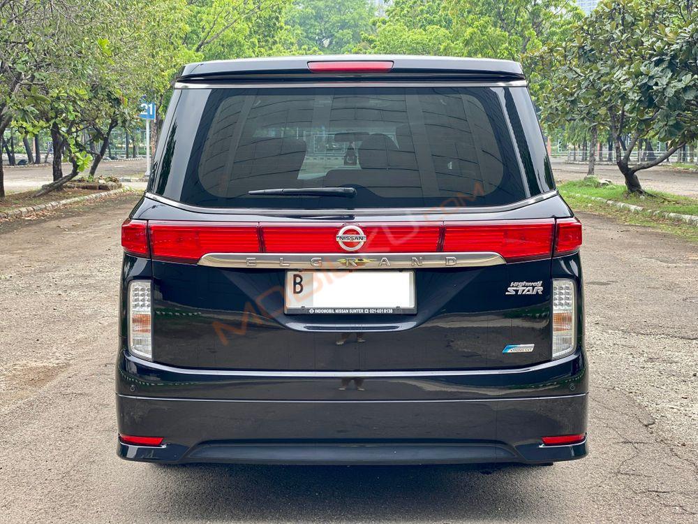 Mobil Nissan Elgrand 2013