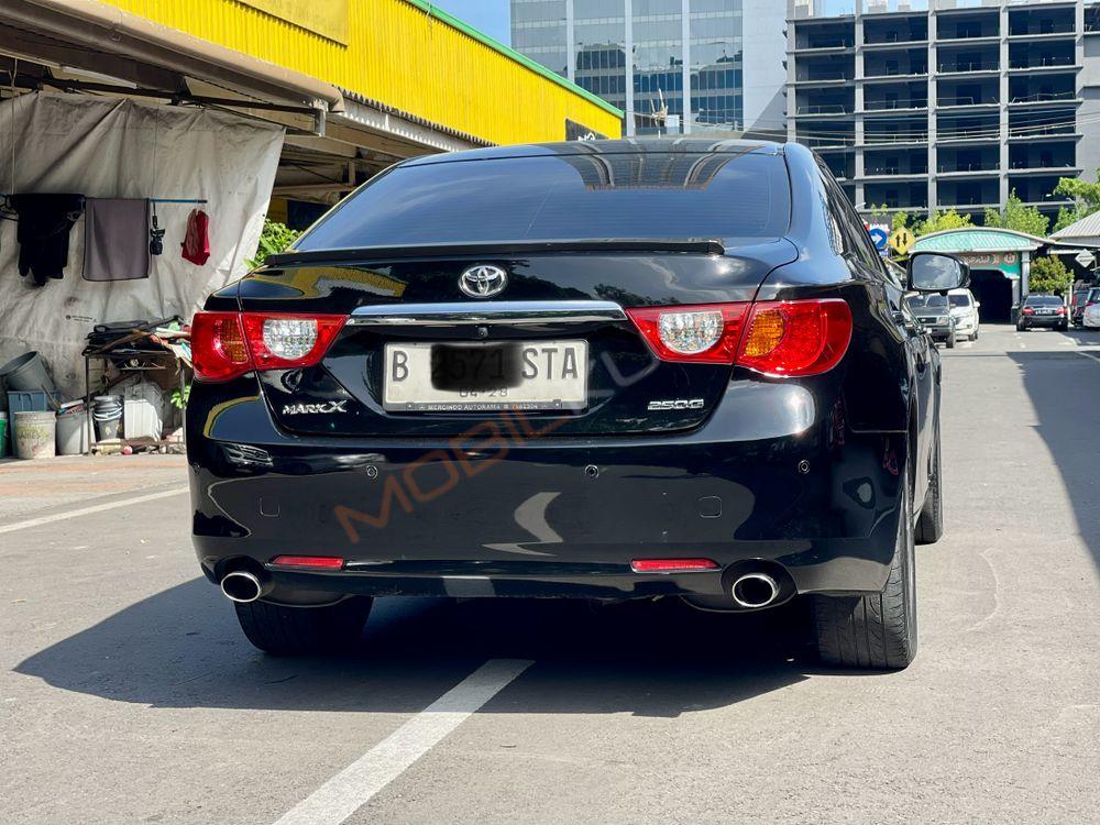 Mobil Toyota Mark X 2012