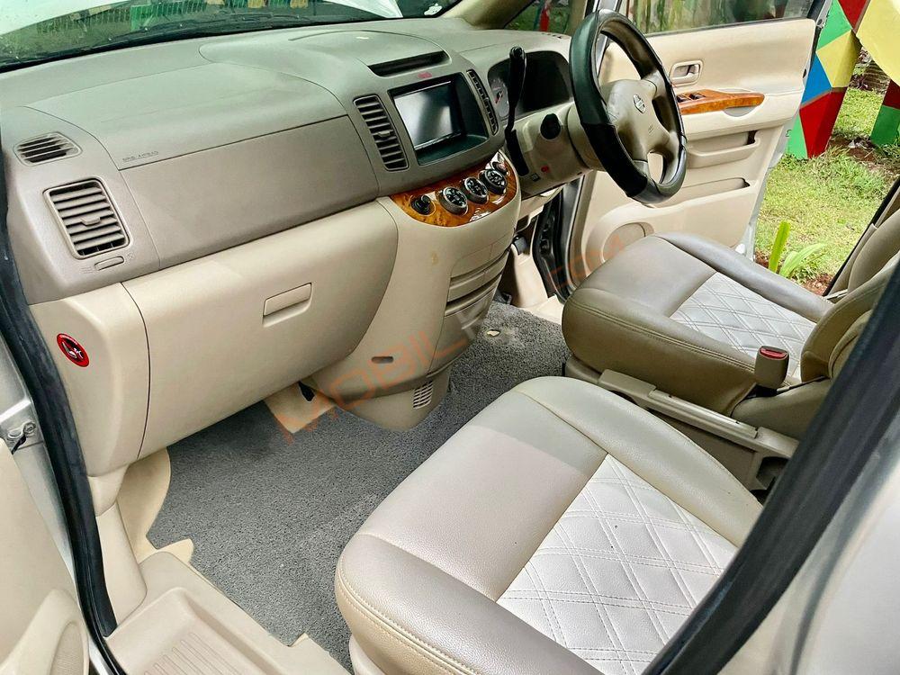 Mobil Nissan Serena 2012