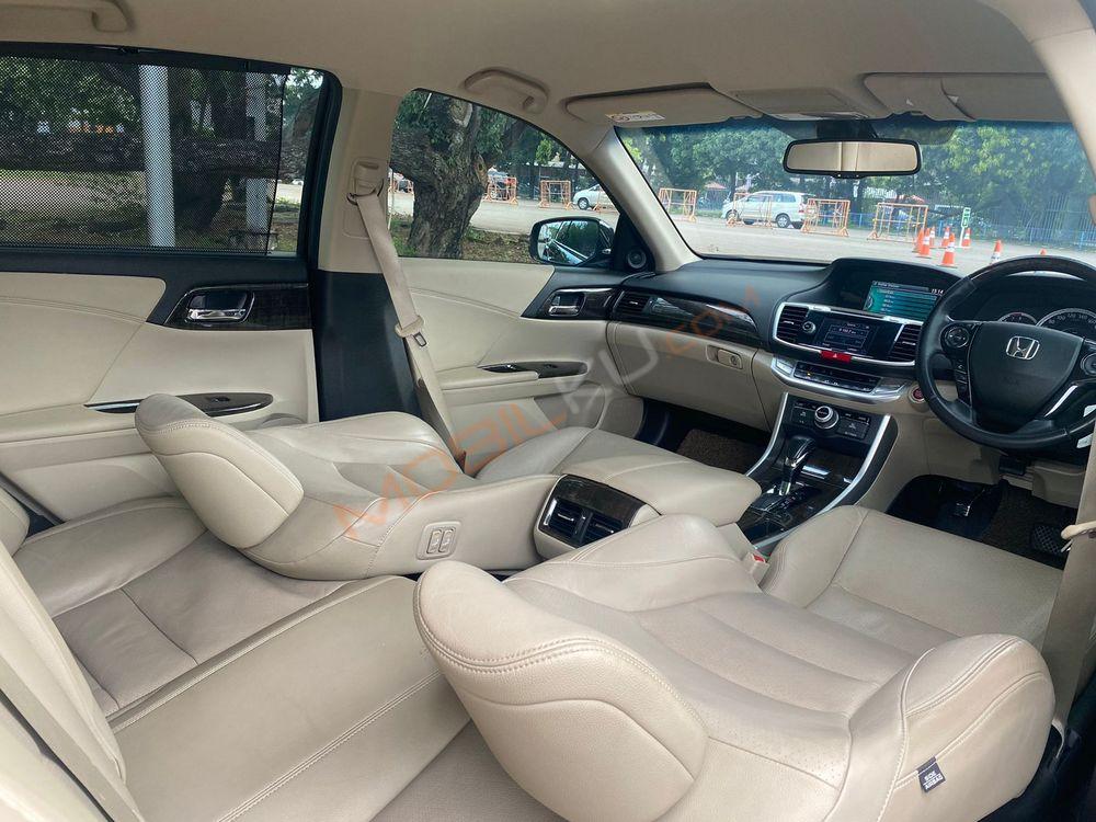 Mobil Honda Accord 2013