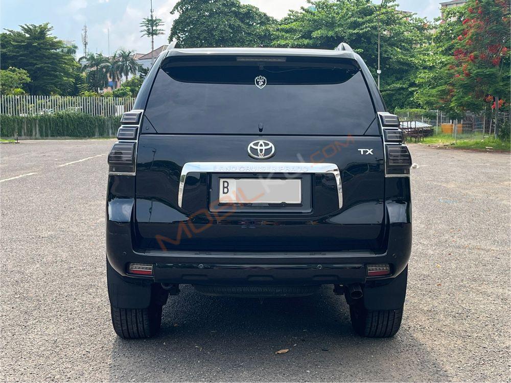 Mobil Toyota Land Cruiser 2013