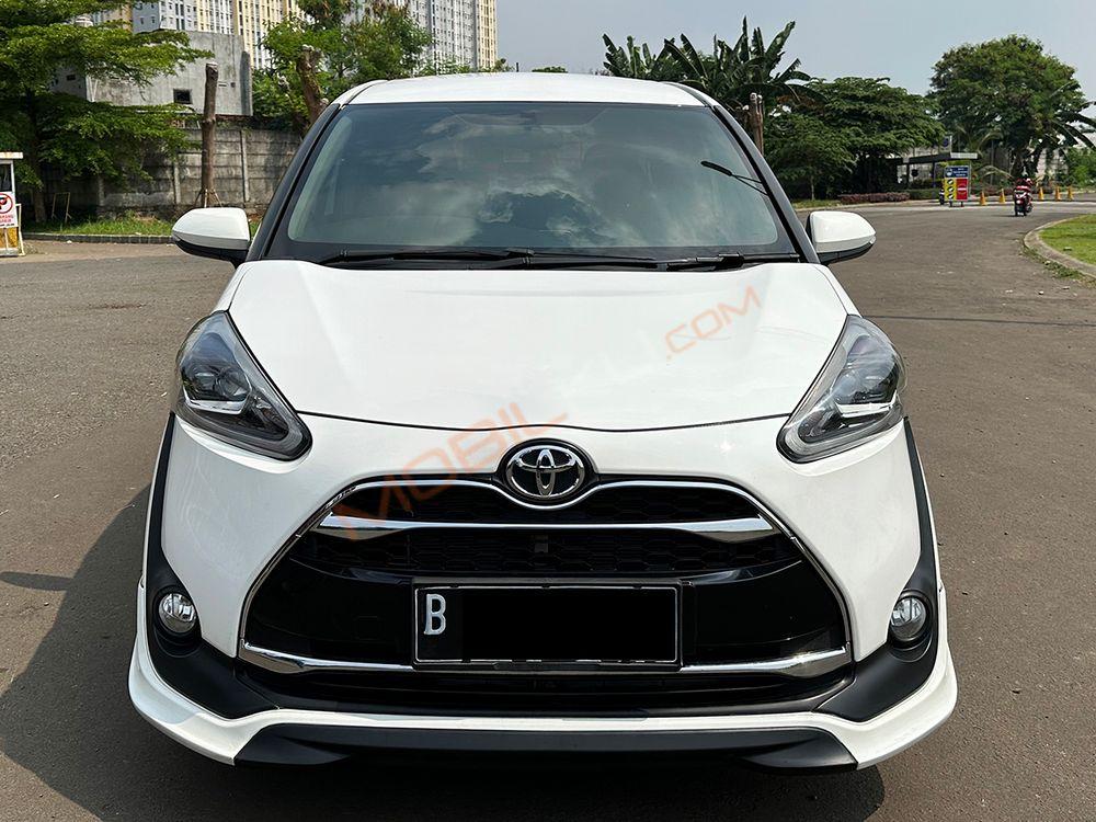 Mobil Toyota Sienta 2017