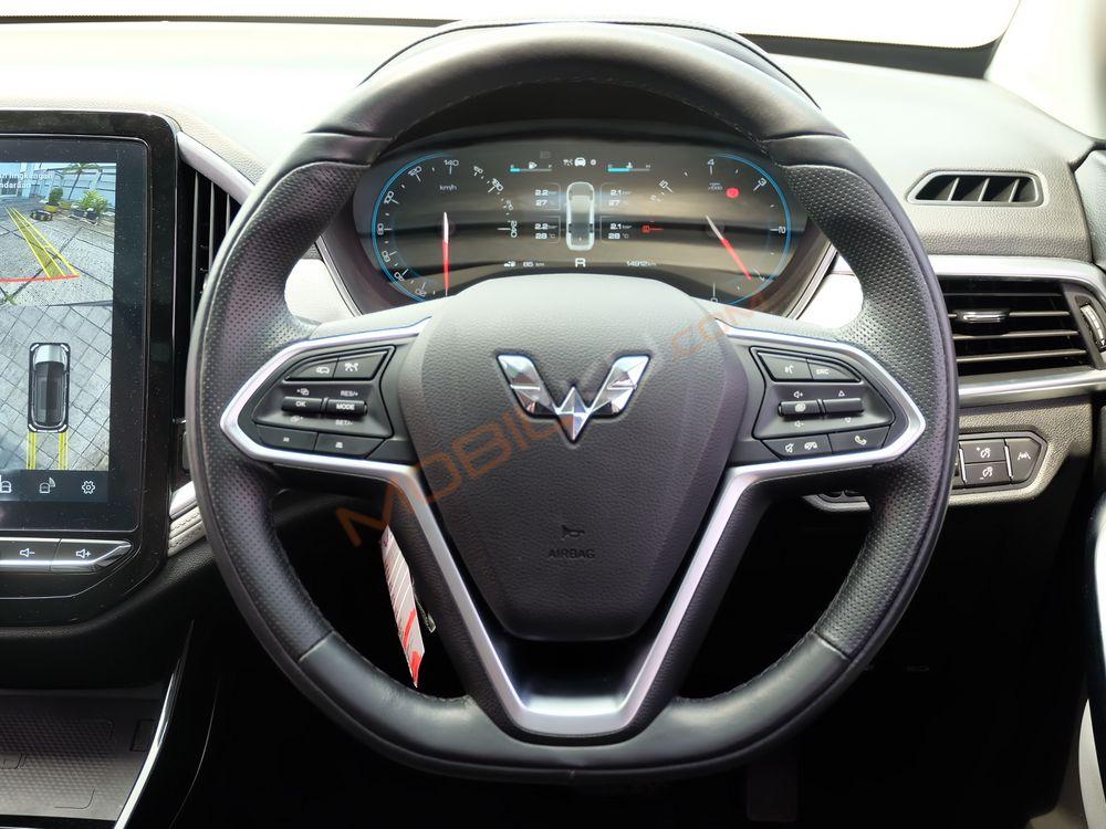 Mobil Wuling Almaz 2021