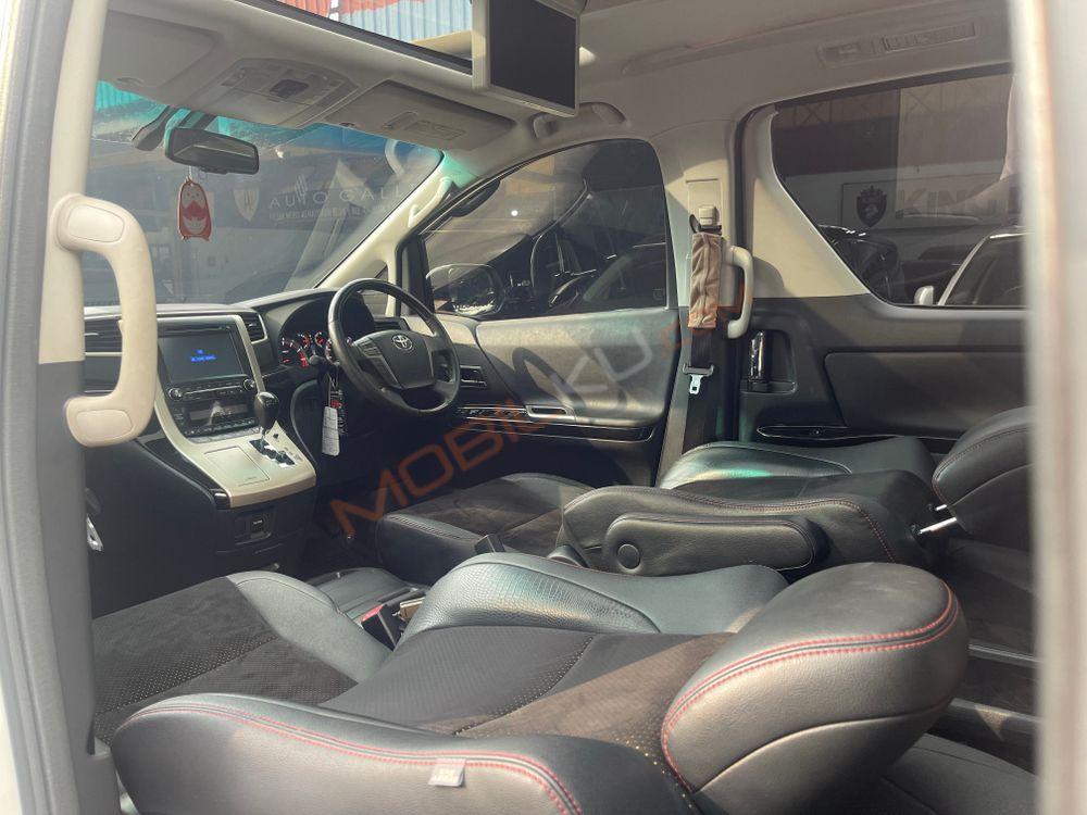 Mobil Toyota Vellfire 2015